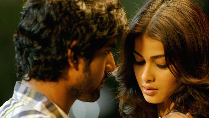 Genelia D’Souza And Rana Daggubati Looking Each Other In Naa Ishtam